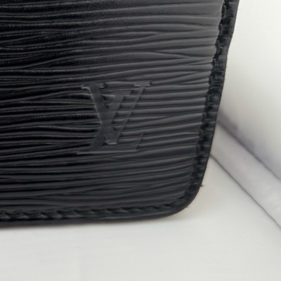 Louis Vuitton Black Riviera with Structured Design and Glossy Finish Leather - Picture 10 of 10